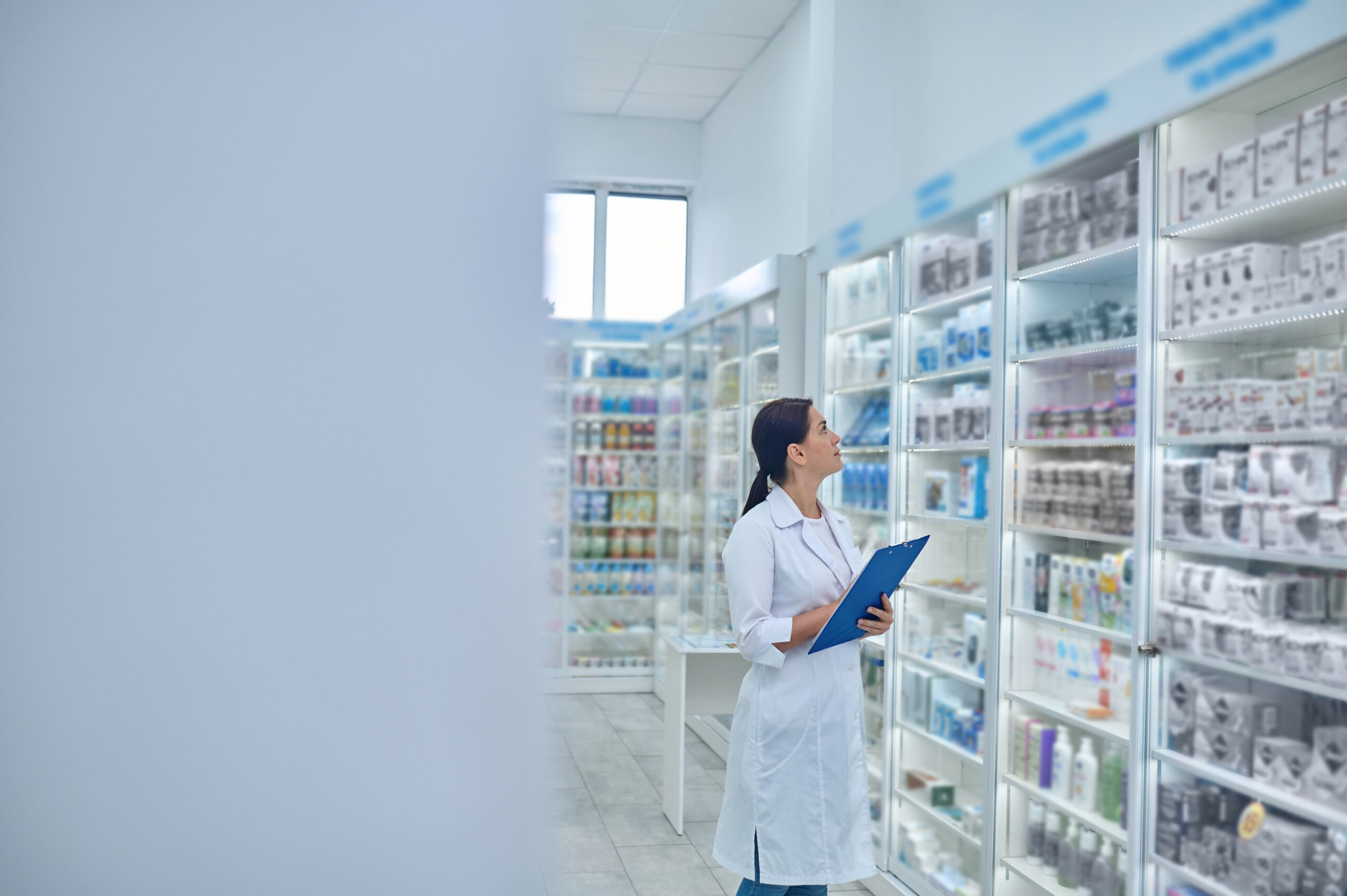 farmaceutico-comprobando-medicamentos-en-una-farmacia