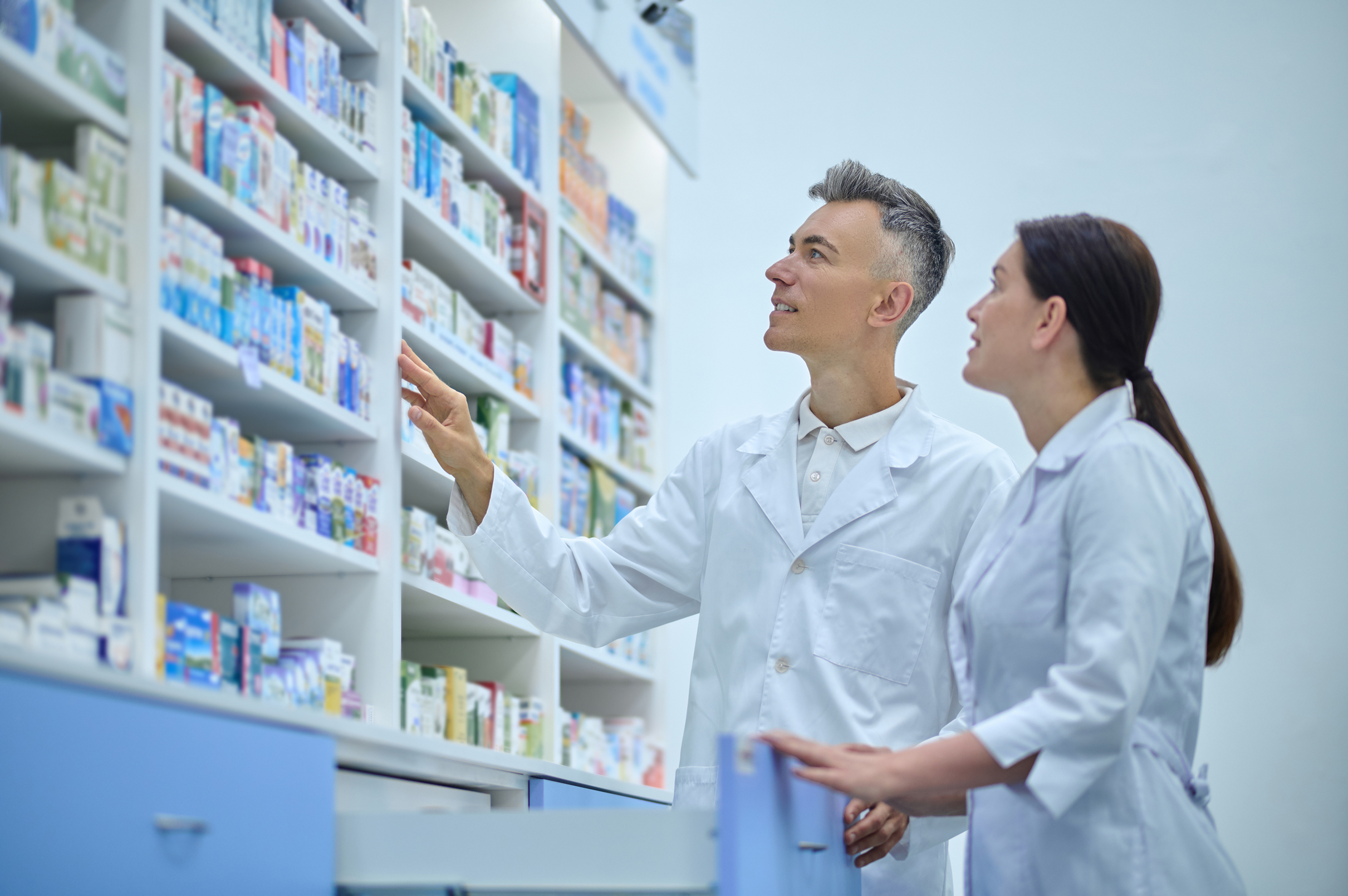 inventario-dos-farmaceuticos-en-batas-de-laboratorio-en-el-proceso-de-inventario-en-una-farmacia